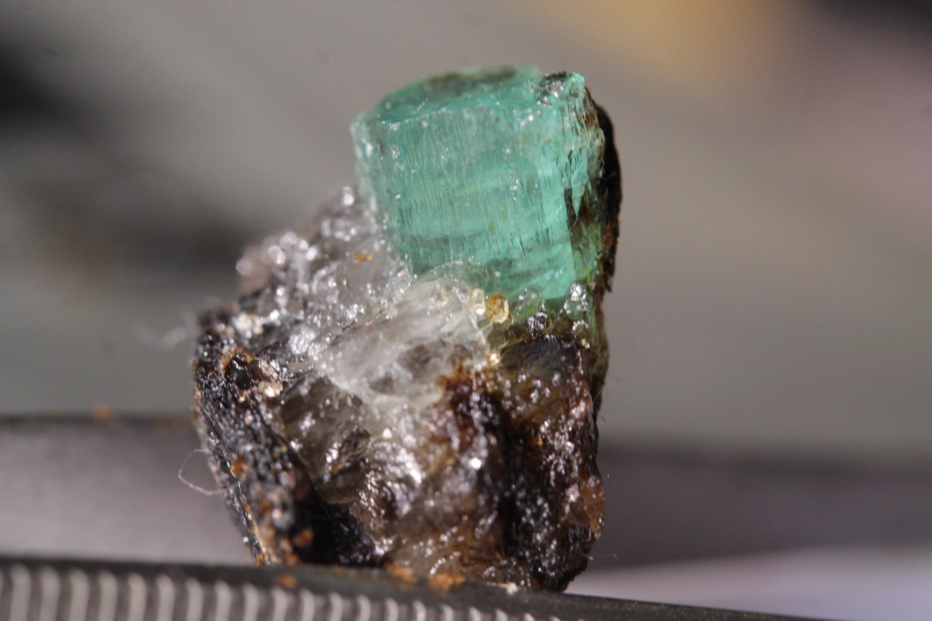 32 Carats Emerald from Chitral in Quartz-Bearing Schist Matrix – Hindu Kush Metamorphic Zone